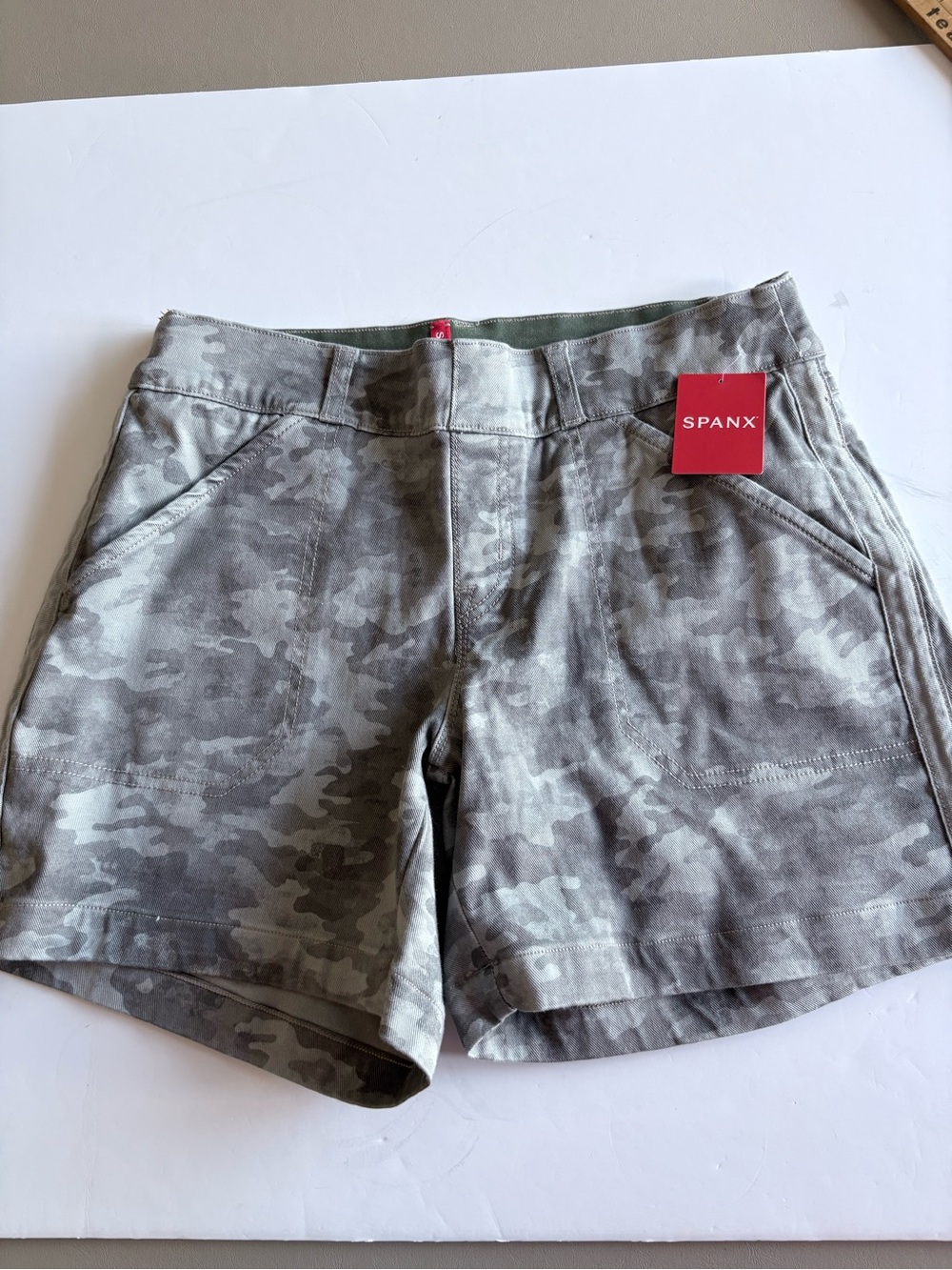 SPANX  Gray Green Camo Stretch Twill Shorts F24